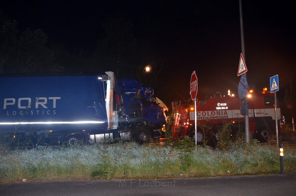 VU LKW umgestuerzt Feldkassel Industriestr Robert Boschstr P355.JPG